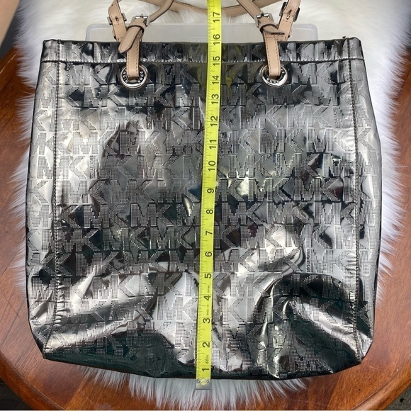 MICHAEL KORS COOPER METALLIC SIGNATURE TOTE BAG - Picture 10 of 11